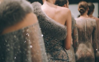 Pourquoi la Mode Réinvente les Uniformes d’autrefois pour le Business Moderne